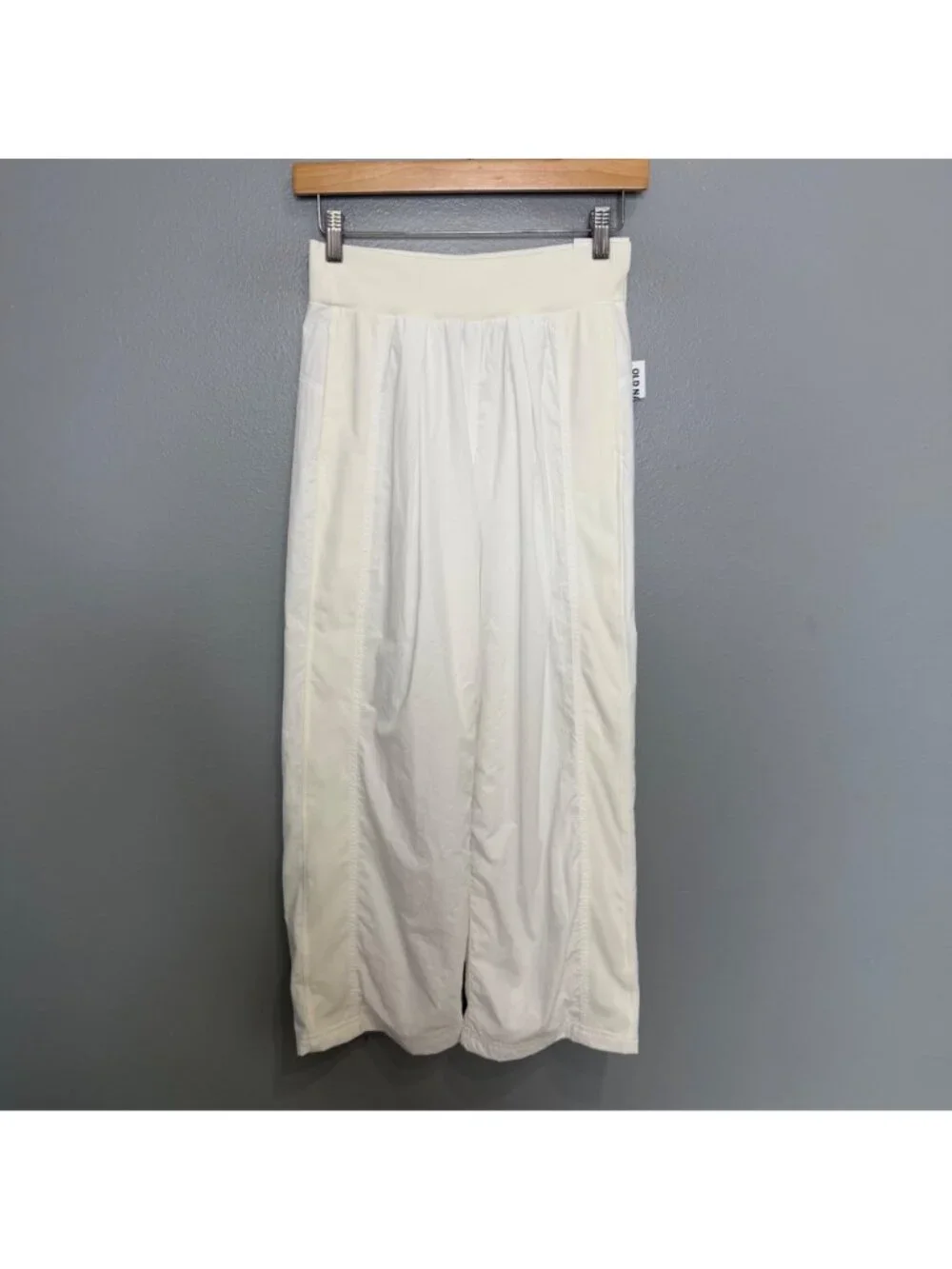 OLD NAVY high waisted crinkle wide leg pants in white size 10/12